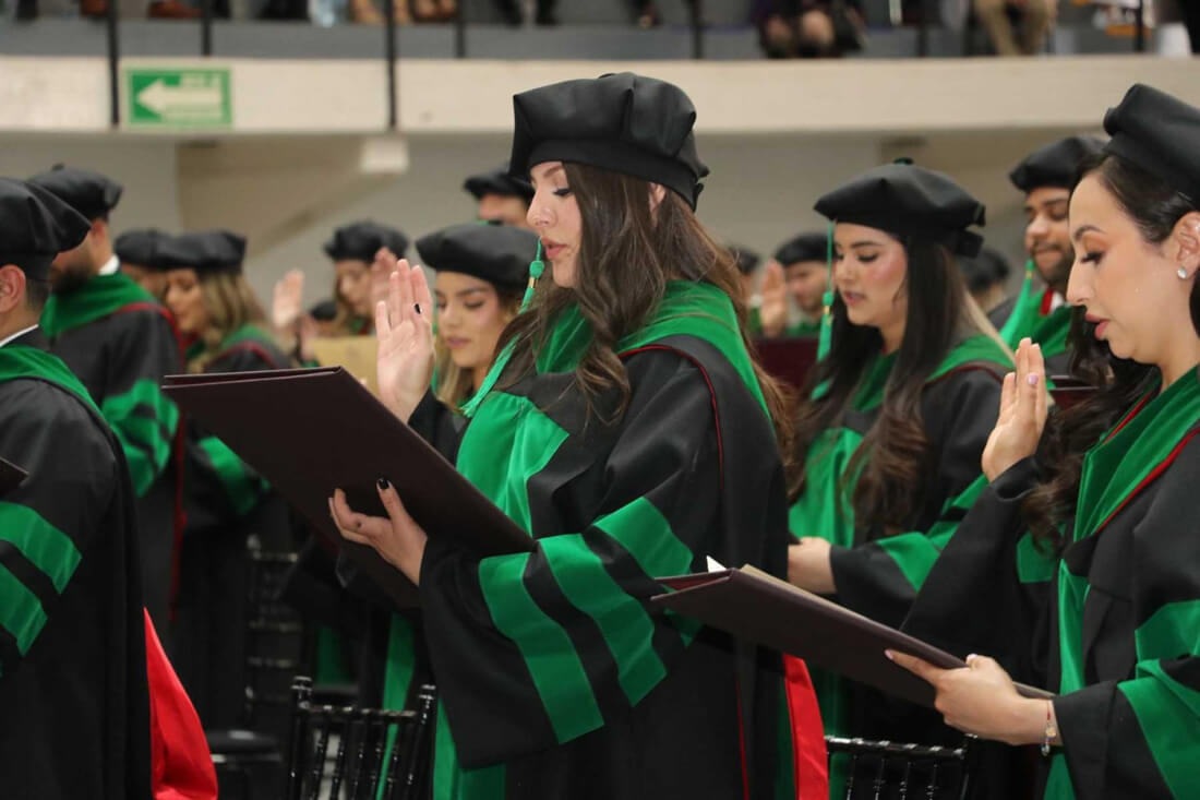 UAG School of Medicine students saying the Hippocratic Oath